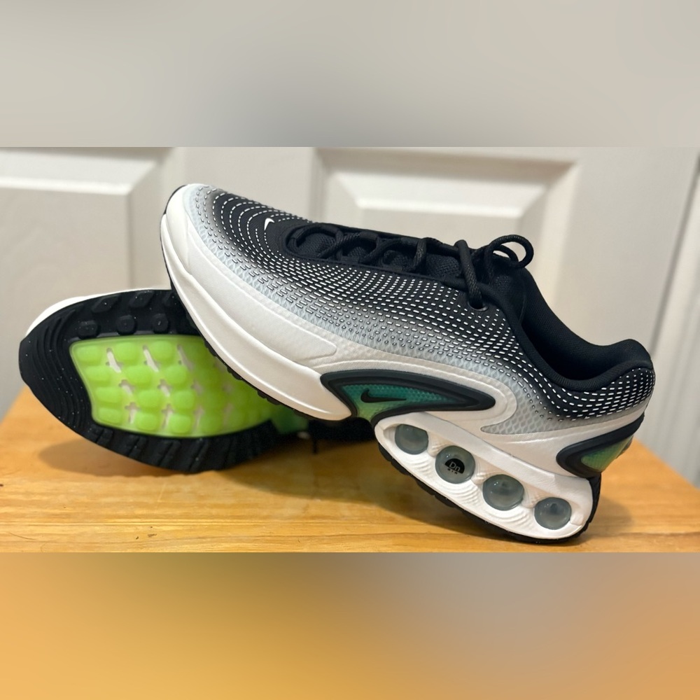 NWOB Nike Air Max Dn SE Black Light Bone Men’s 9.5